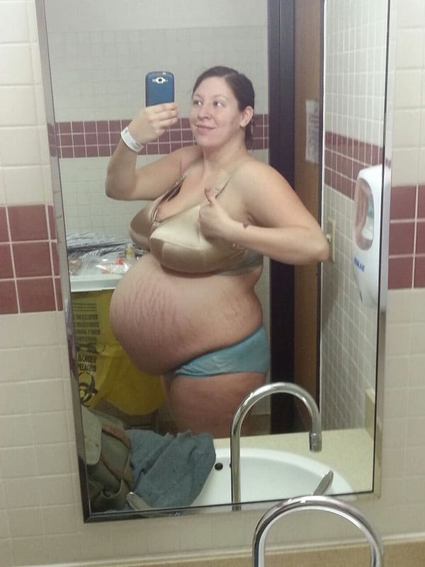 Селфи беременной с огромными дойками 1 фото