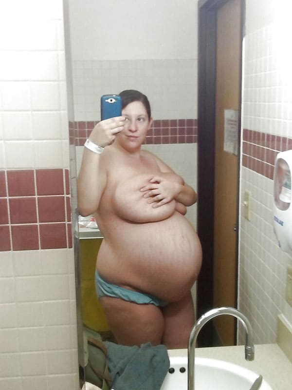 Селфи беременной с огромными дойками 2 фото