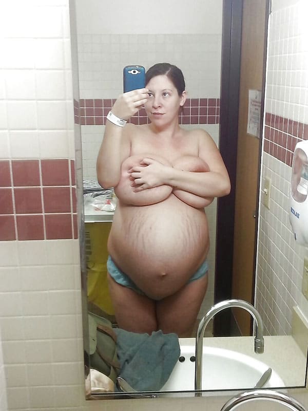 Селфи беременной с огромными дойками 3 фото