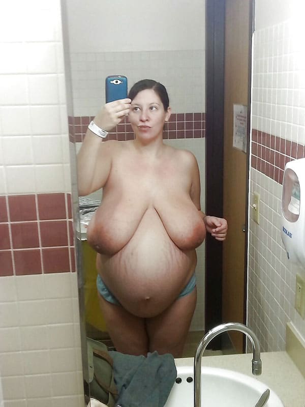 Селфи беременной с огромными дойками 4 фото