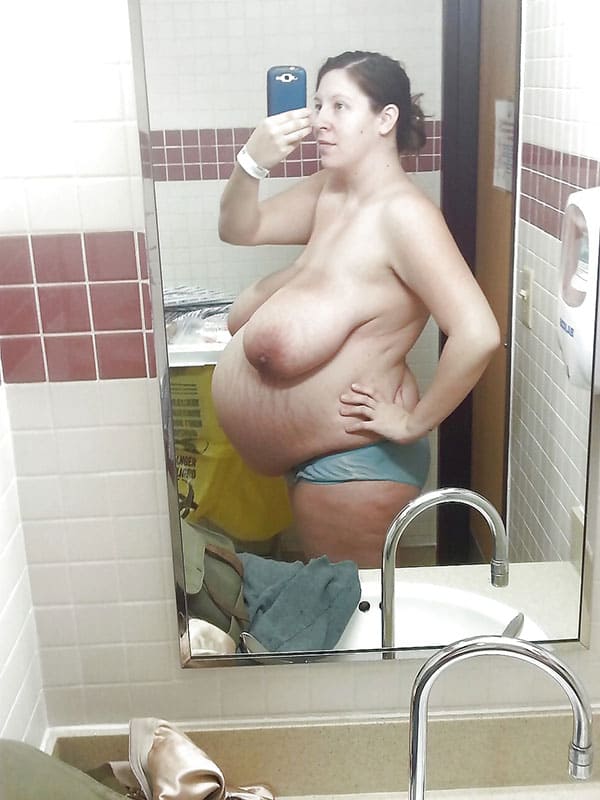 Селфи беременной с огромными дойками 5 фото