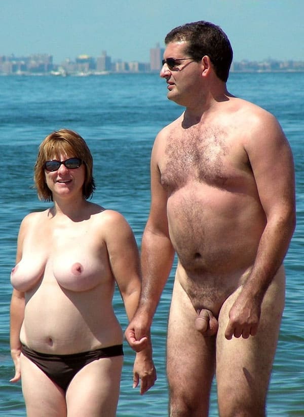Голые женщины на нудистском пляже 11 фото