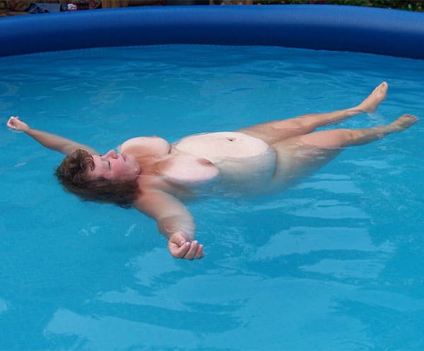 Толстые женщины в бассейне 22 фото