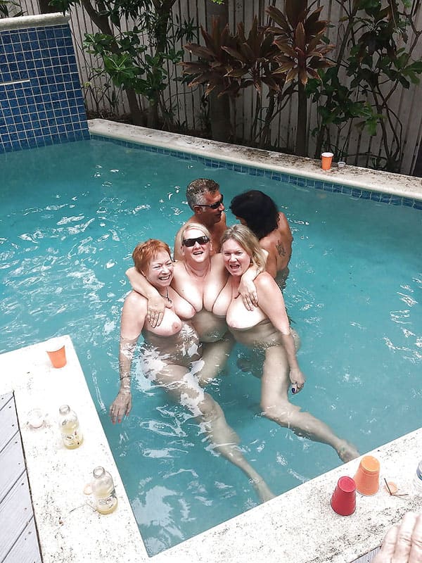 Толстые женщины в бассейне 49 фото