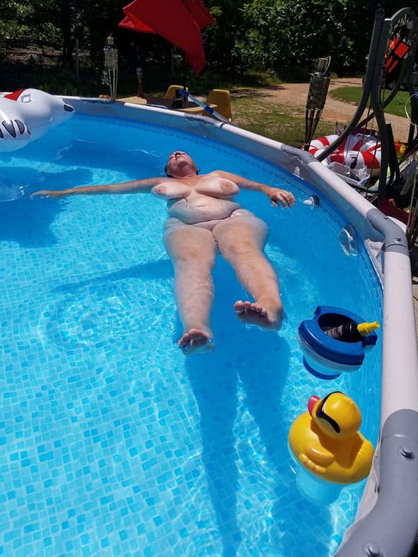 Толстые женщины в бассейне 8 фото