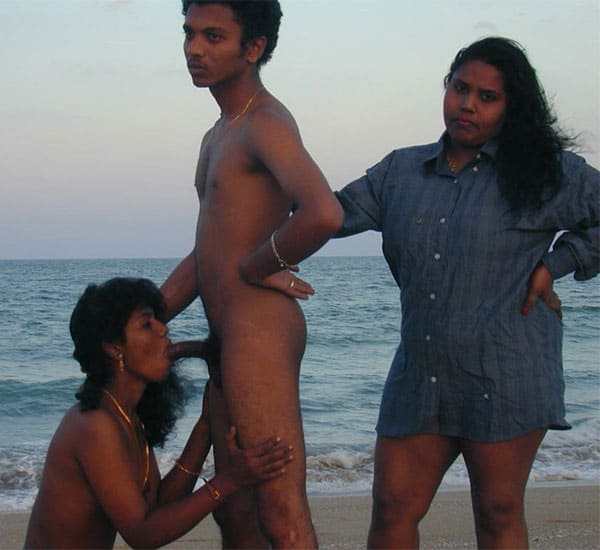 Молодые индусы трахаются на пляже втроем 1 фото