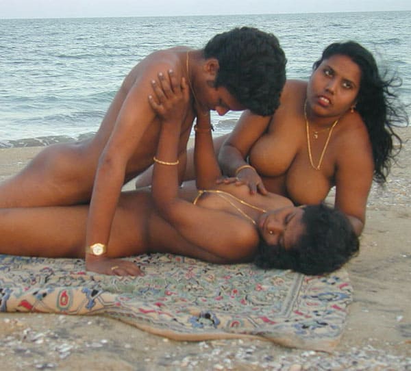 Молодые индусы трахаются на пляже втроем 11 фото