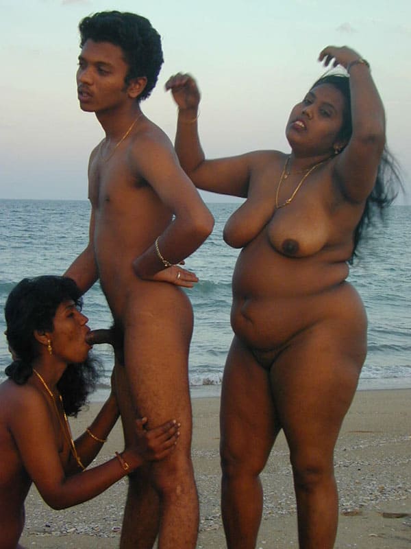 Молодые индусы трахаются на пляже втроем 4 фото