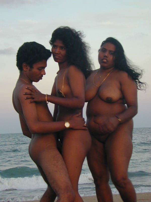 Молодые индусы трахаются на пляже втроем 6 фото