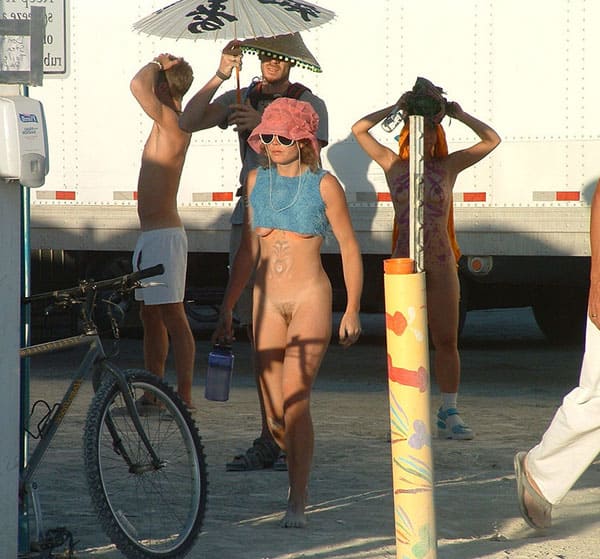 Голые девушки на фестивале Бернинг Мэн / Burning Man 40 фото