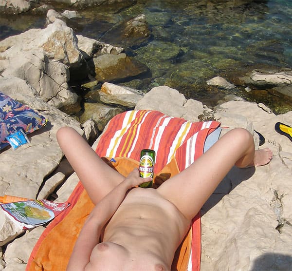 Нудистка мастурбирует на пляже стеклянной бутылкой из-под пива 10 фото