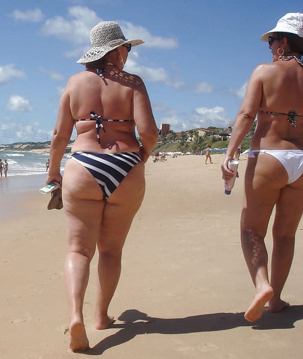 Зрелые женщины в купальниках на пляже 2 фото