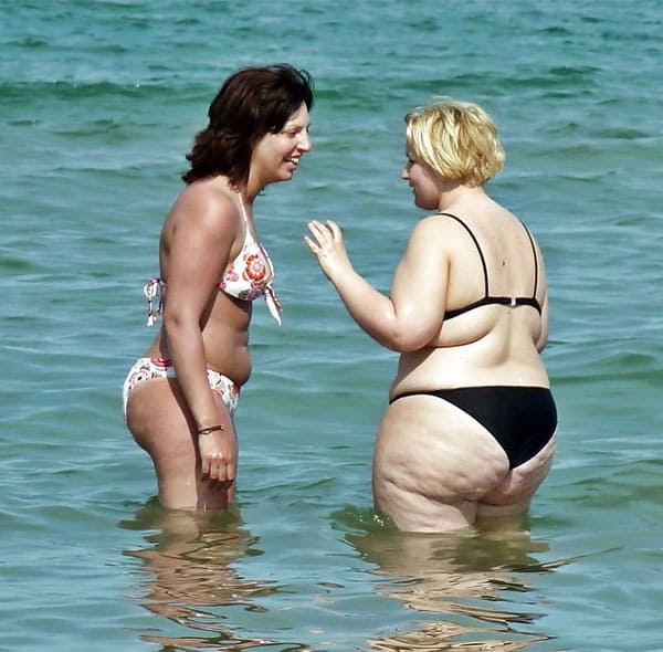 Зрелые женщины в купальниках на пляже 22 фото
