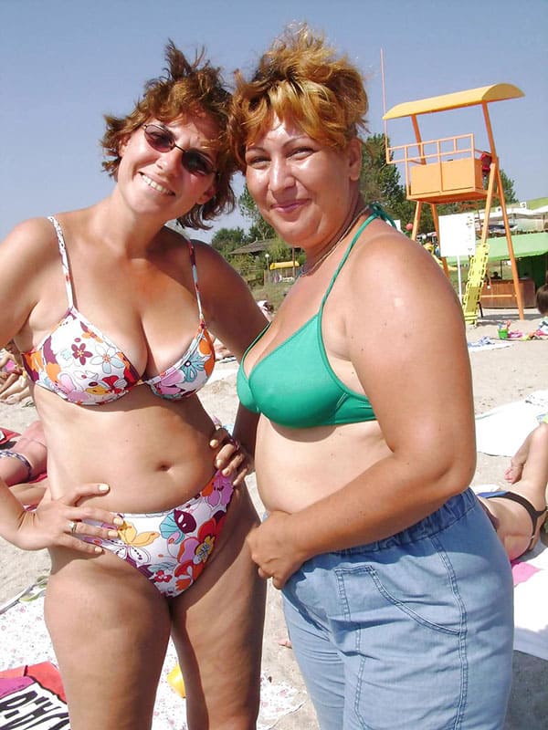 Зрелые женщины в купальниках на пляже 30 фото