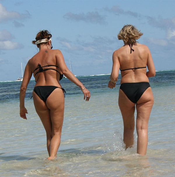 Зрелые женщины в купальниках на пляже 34 фото