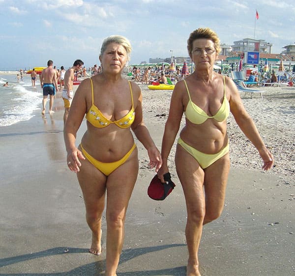 Зрелые женщины в купальниках на пляже 43 фото