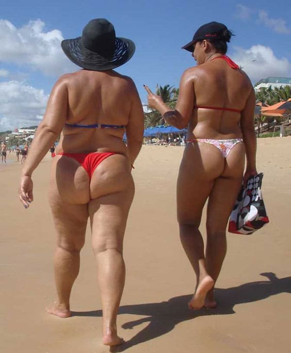 Зрелые женщины в купальниках на пляже 46 фото