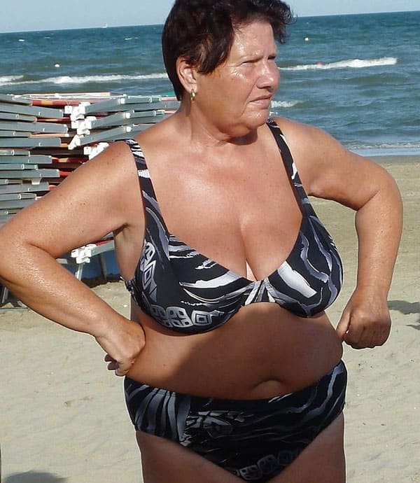 Зрелые женщины в купальниках на пляже 47 фото
