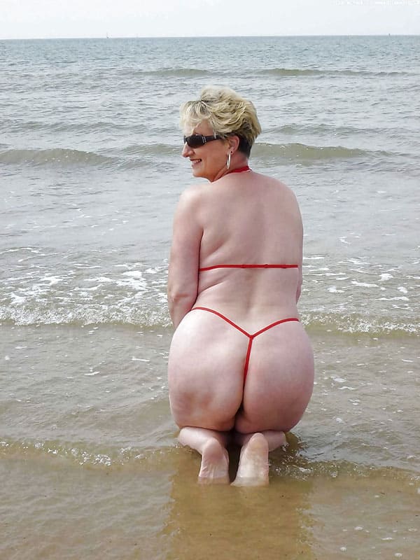 Зрелые женщины в купальниках на пляже 48 фото