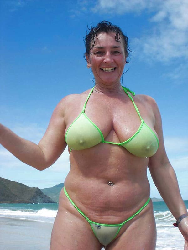 Зрелые женщины в купальниках на пляже 49 фото