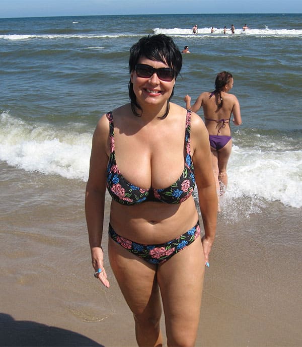 Зрелые женщины в купальниках на пляже 7 фото