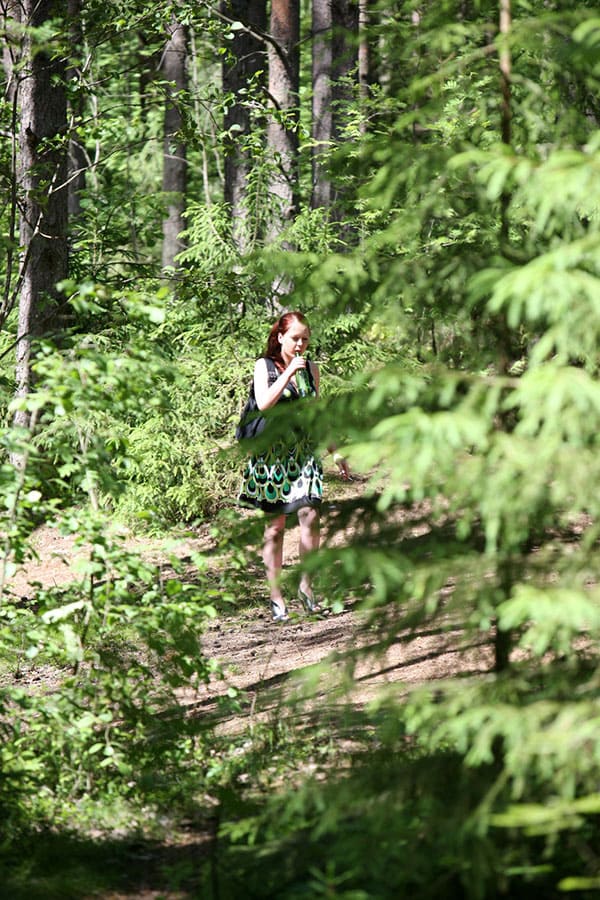 Рыжая девчонка присела пописать в лесу подсмотренное 1 фото