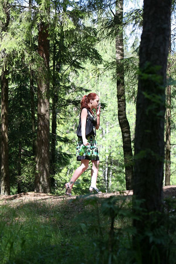 Рыжая девчонка присела пописать в лесу подсмотренное 2 фото