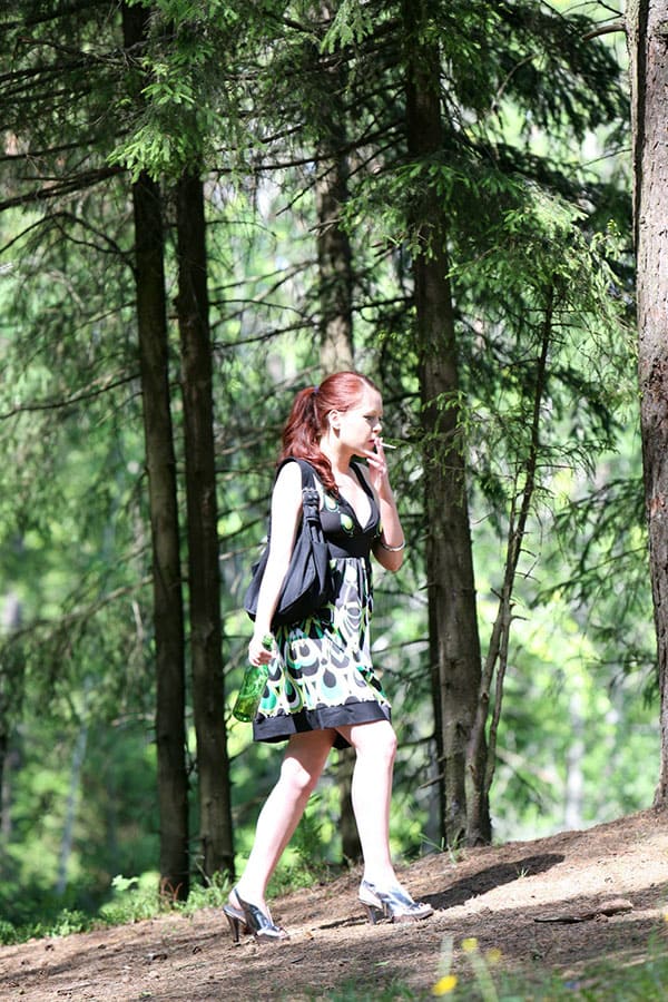 Рыжая девчонка присела пописать в лесу подсмотренное 3 фото