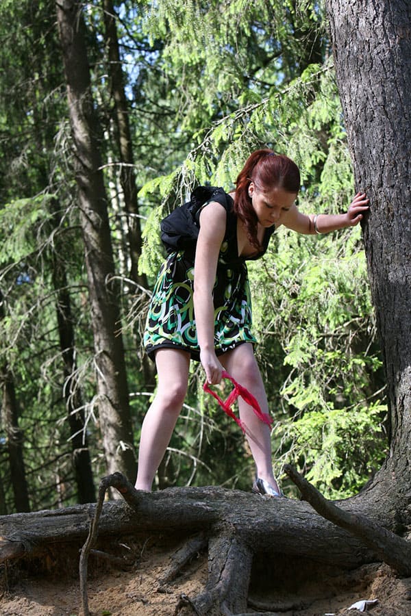 Рыжая девчонка присела пописать в лесу подсмотренное 46 фото