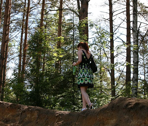 Рыжая девчонка присела пописать в лесу подсмотренное 69 фото
