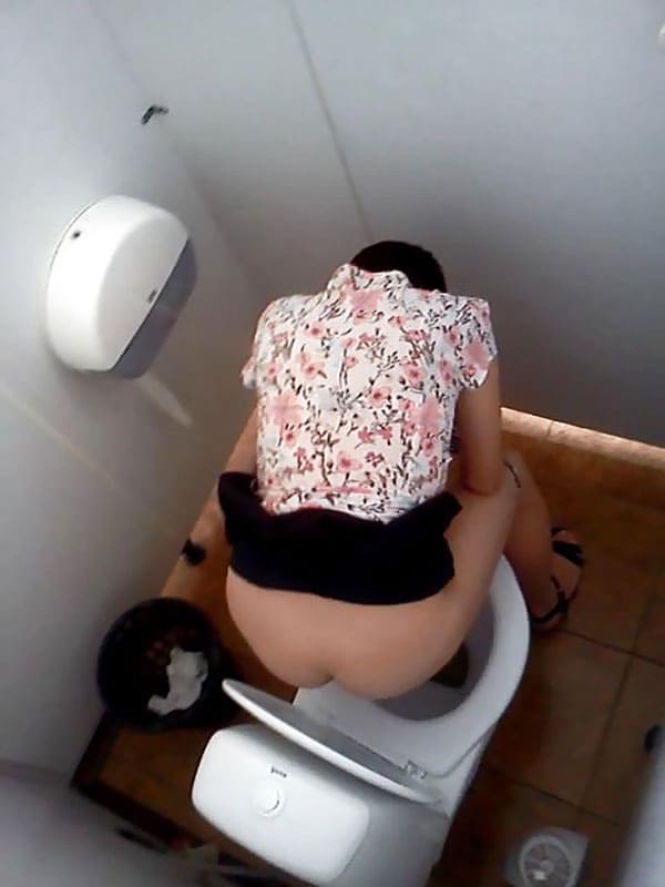 Скрытая камера в кабинке женского туалета 2 фото