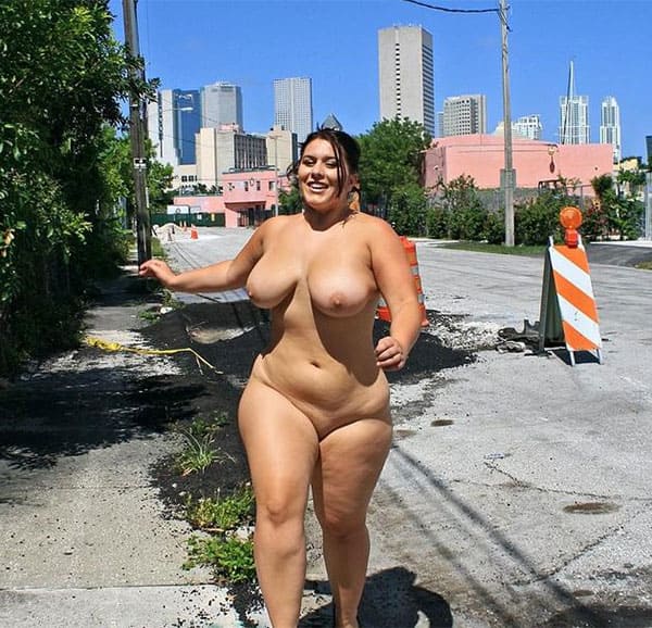 Голые толстушки на улице подборка 42 фото