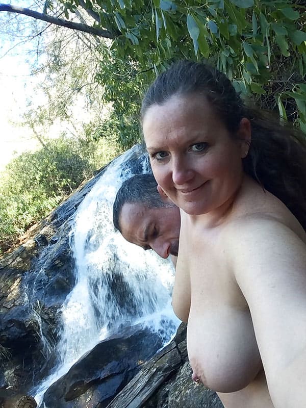 Частное ню полной женщины у водопада 11 фото