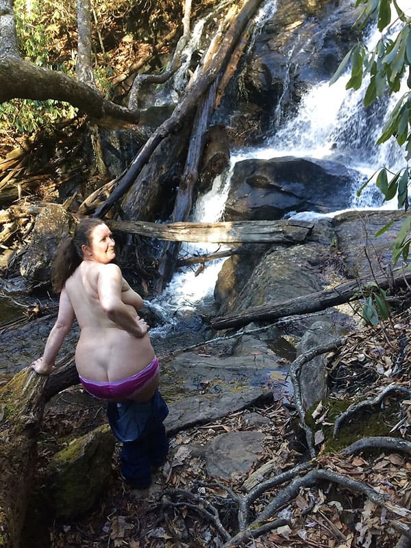 Частное ню полной женщины у водопада 6 фото
