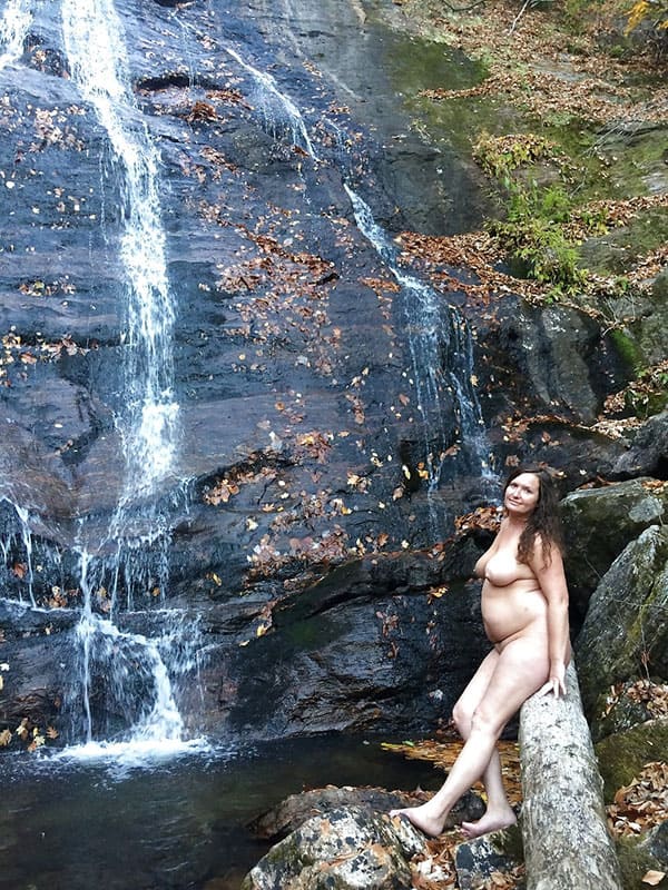 Частное ню полной женщины у водопада 9 фото