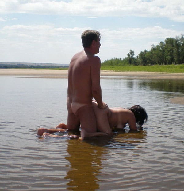 Секс зрелой пары нудистов в воде 10 фото