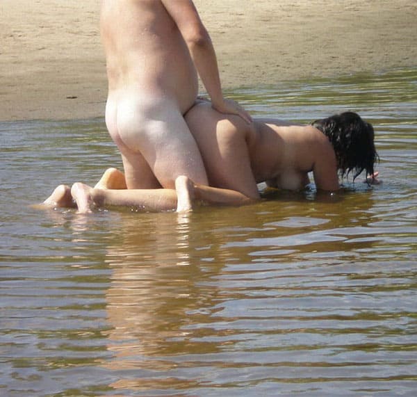 Секс зрелой пары нудистов в воде 11 фото