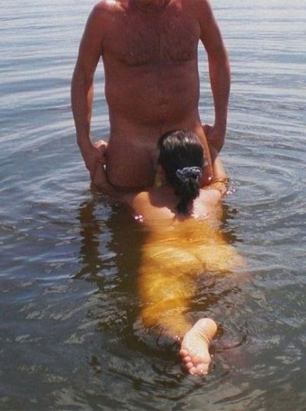Секс зрелой пары нудистов в воде 6 фото