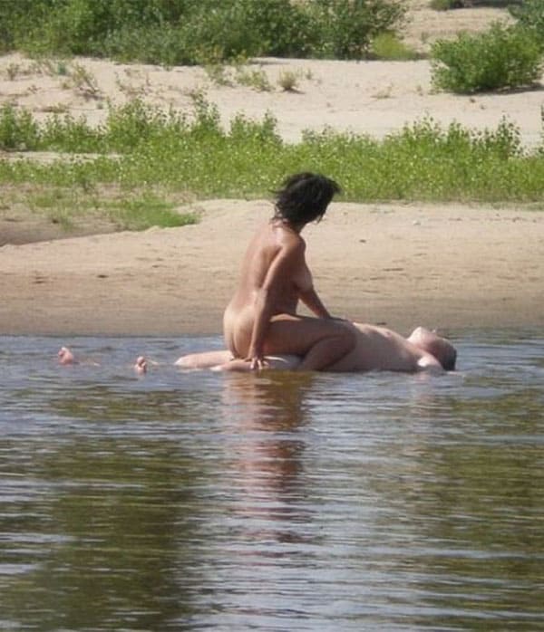 Секс зрелой пары нудистов в воде 8 фото