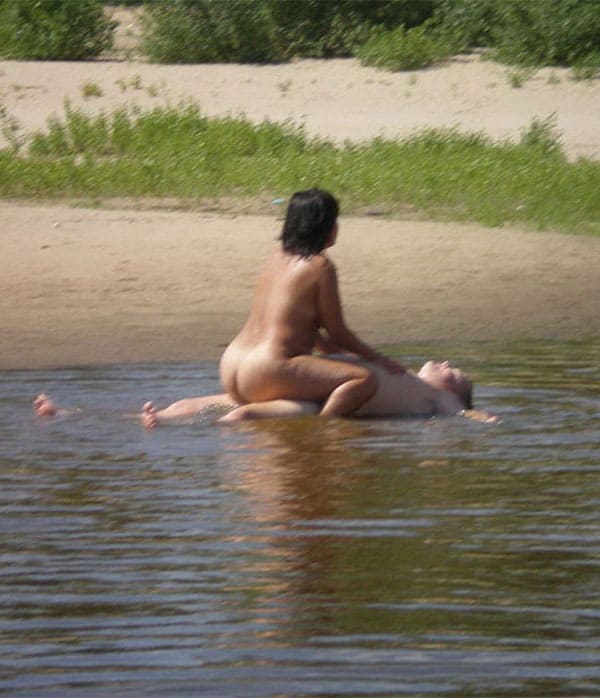 Секс зрелой пары нудистов в воде 9 фото