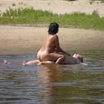 Секс зрелой пары нудистов в воде