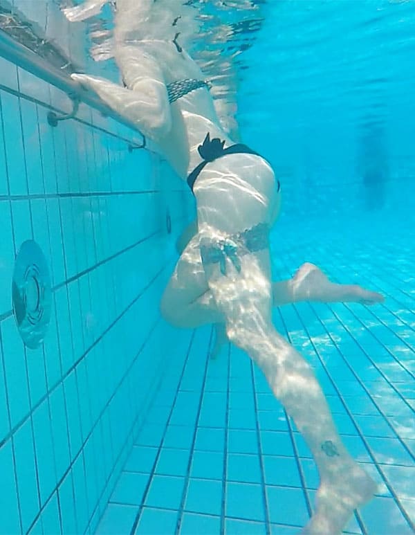 Подсмотренное в бассейне под водой 32 фото