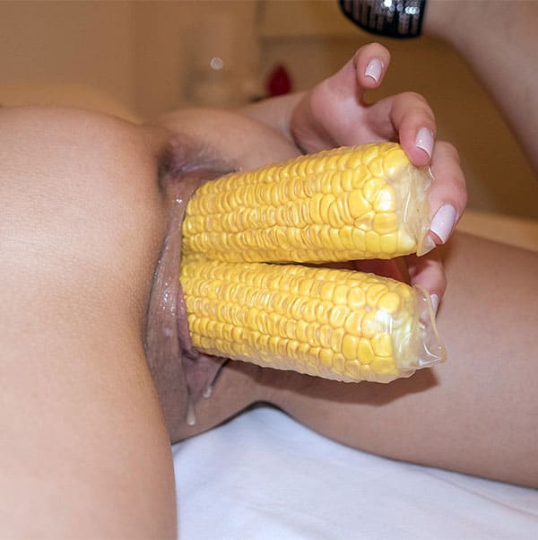 Девушки мастурбируют кукурузой подборка 19 фото
