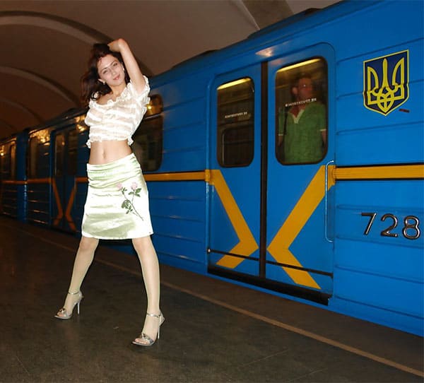 Голая украинка в киевском метро 8 фото