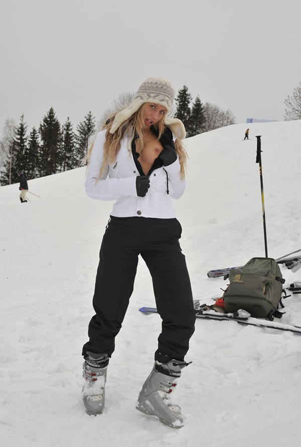 Голые девушки на лыжах зимой 20 фото