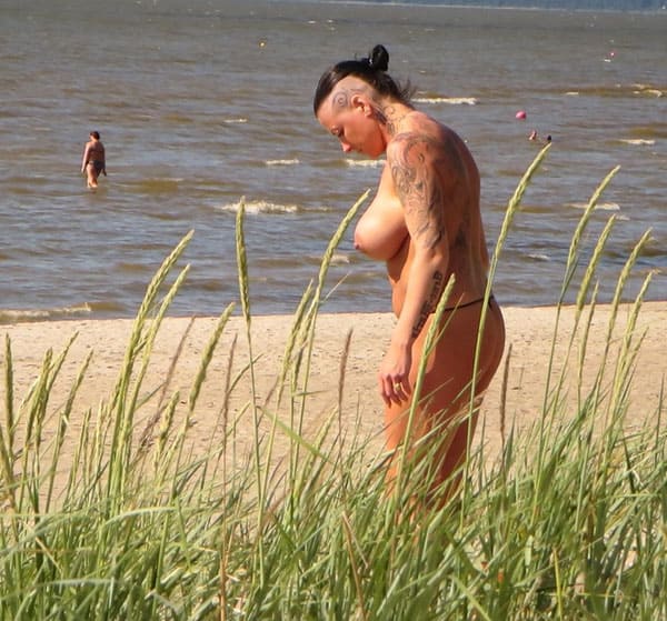 Подглядывание на пляже за сисястой нудисткой с тату 18 фото