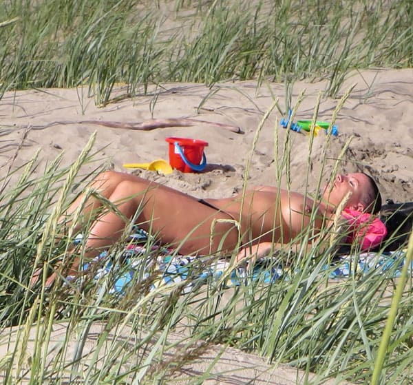 Подглядывание на пляже за сисястой нудисткой с тату 21 фото
