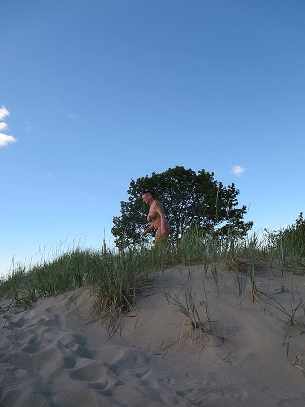 Подглядывание на пляже за сисястой нудисткой с тату 22 фото