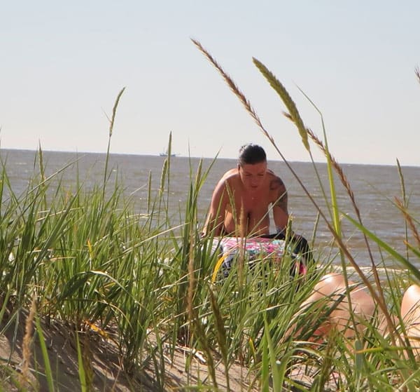 Подглядывание на пляже за сисястой нудисткой с тату 3 фото