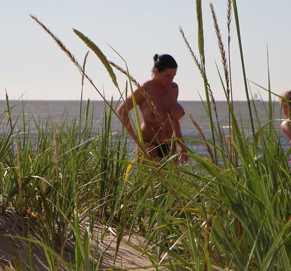 Подглядывание на пляже за сисястой нудисткой с тату 4 фото